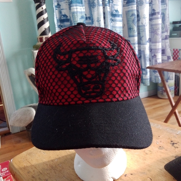 Chicago Bulls Adjustable Hat Red Black Mesh Netting NBA - Picture 1 of 6